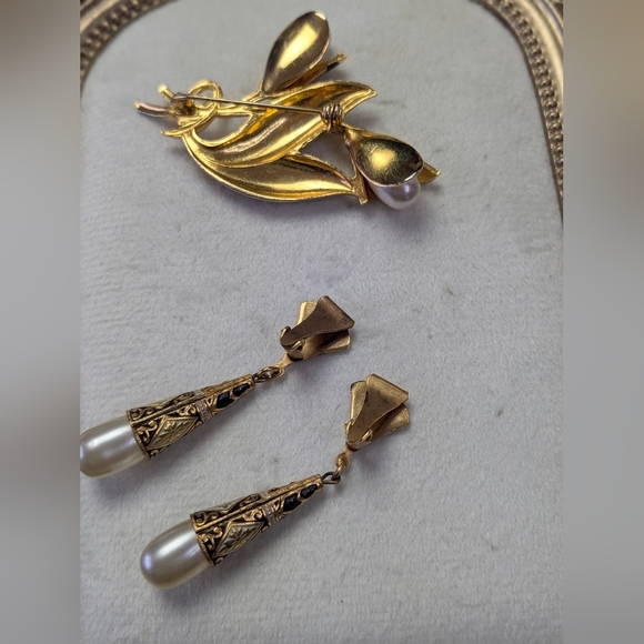 Vintage Estate Damascene And Pearl Brooch And Matching Clip On Earrings - Picture 5 of 6